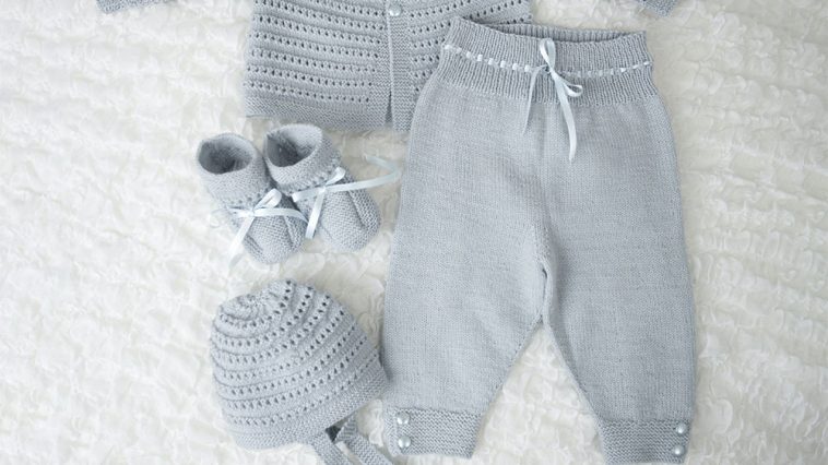 Theo & Thea hentesett til baby gratis strikkeoppskrift