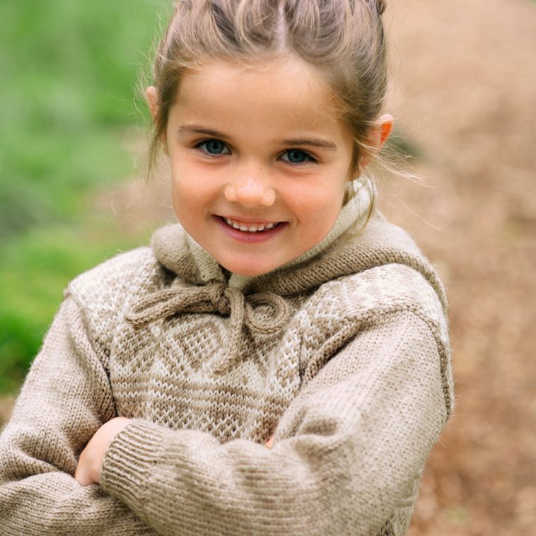 gratis strikkeoppskrift Setesdalsgenser med hette til barn